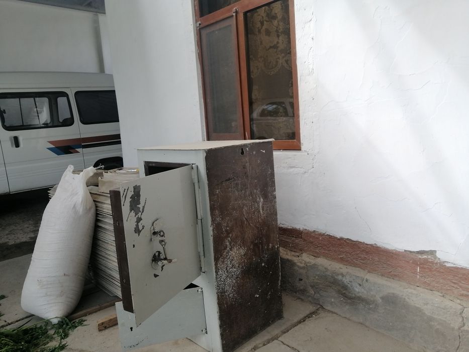 Продаётся сейф срочно