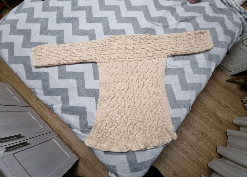 Ръчно плетен дълъг пуловер