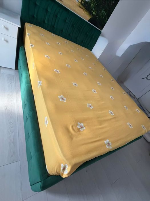 Vand pat tapitat,material catifea verde 140/200