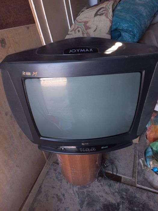 Телевизер работает(минус нету)