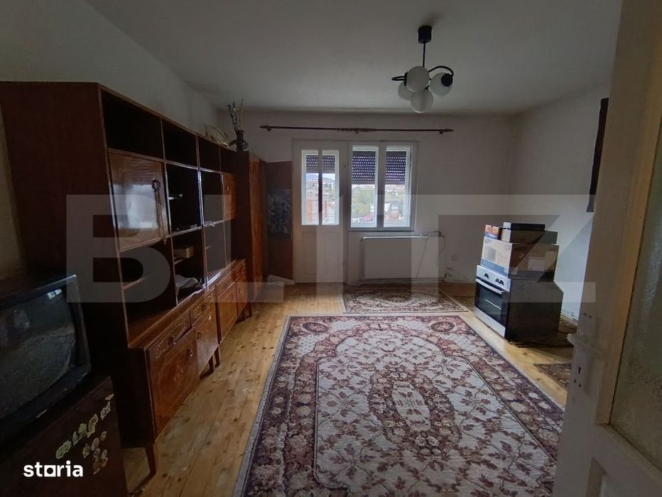 Casa de vanzare/spatiu comercial, cu 4 camere si un teren de 300 mp, c