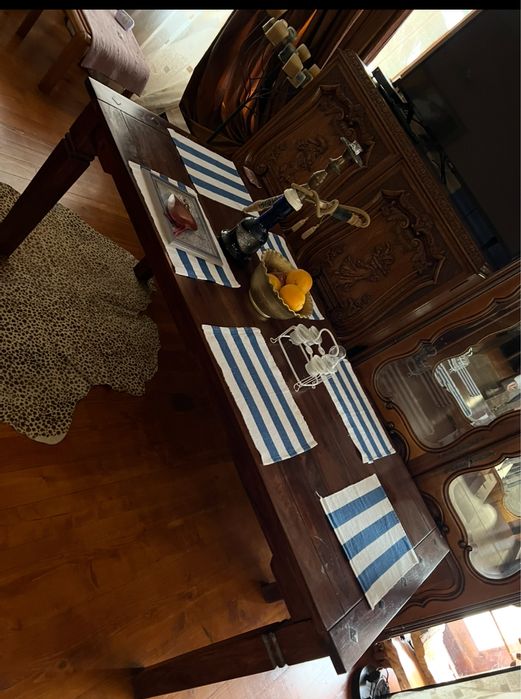 Трапезна маса от масивно дърво