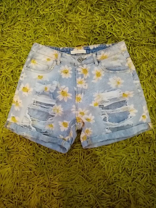 Blugi scurti cu rupturi