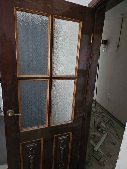 Двери продаются деревянные 8шт