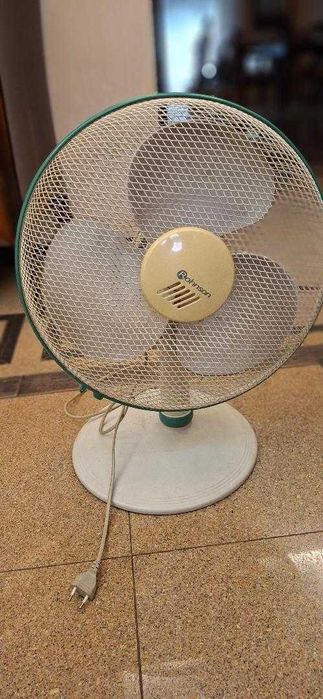 Ventilator camera cu si fara picior inalt, alb