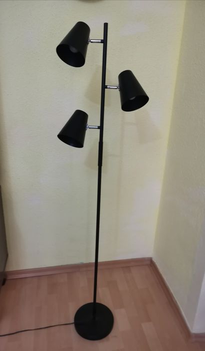 Lampă de pardosea cu 3 brațe.
