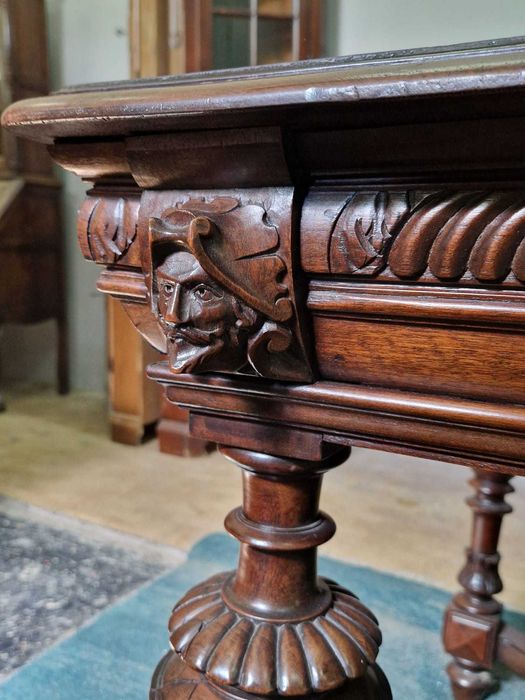 Ръчно изработена трапезна масивна маса с резбовани орнаменти