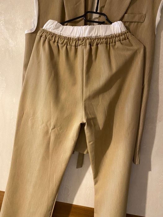 Костюм елек с гол гръб и панталон