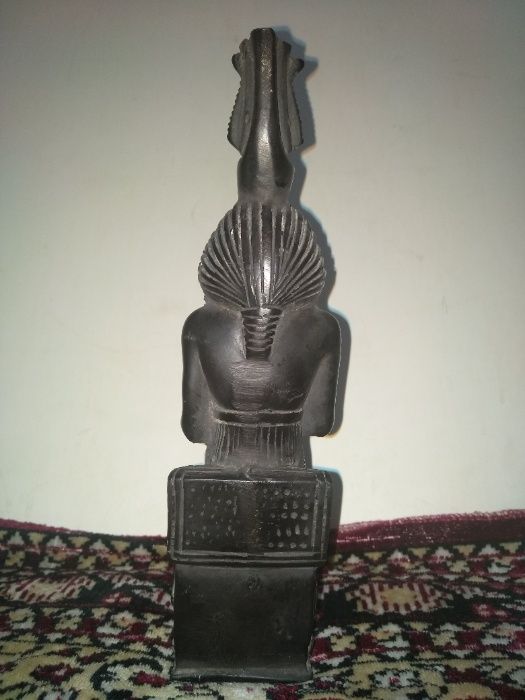 Каменная статуэтка "Фараон сидящий на троне"
