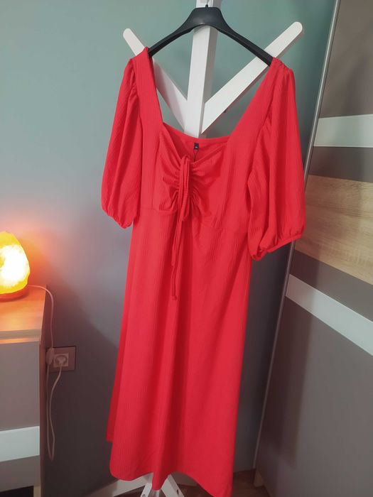 Рокля до коляното в червено