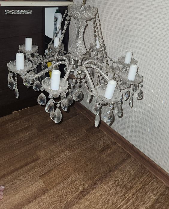 Продам люстру  .