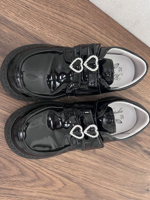 Продам туфли черные школьные на девочку.