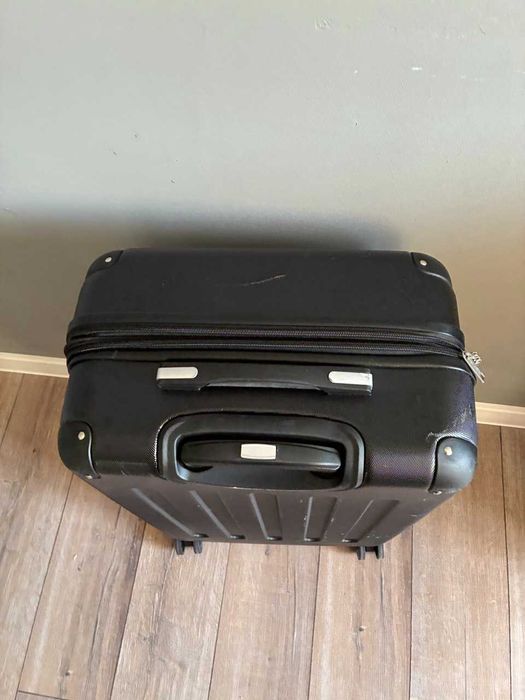 Чемодан на колесиках Amazon Basics