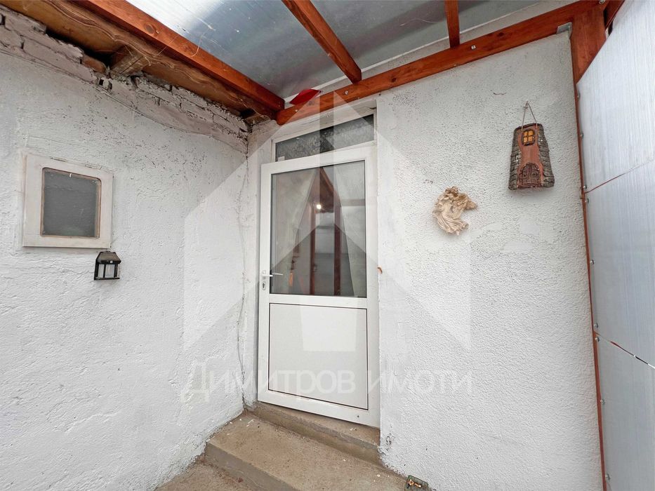 Продава еднофамилна, реновирана къща със 762 кв.м. двор в гр. Плиска.