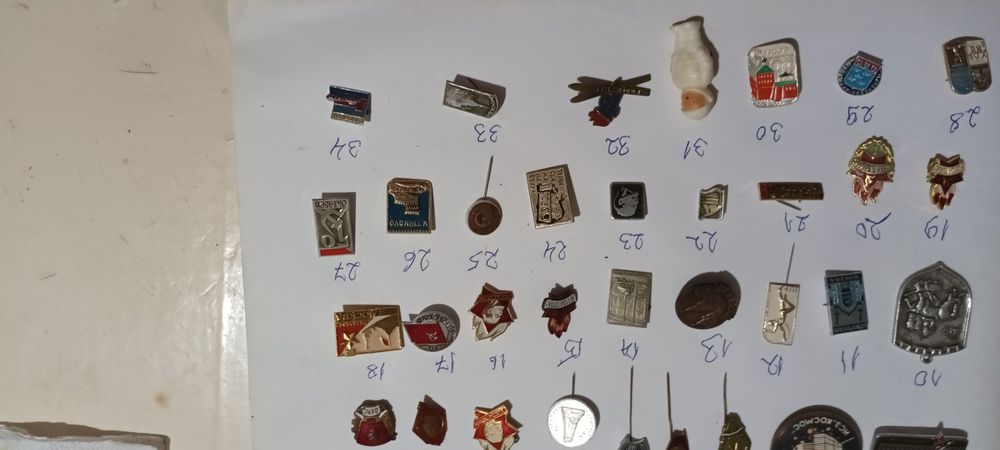 Много стари значки от соца.