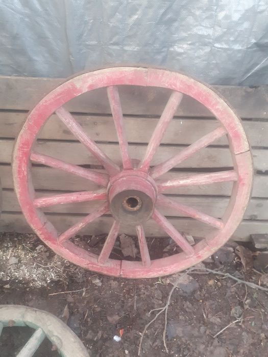 Колела от дървена каруца.