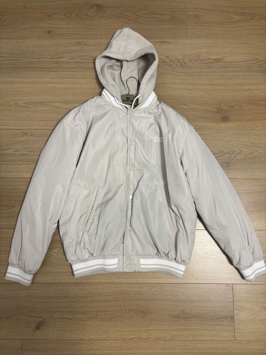 Geaca Bershka alba cu interior negru Marimea S,Barbati