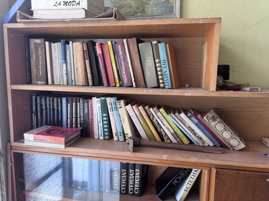 Продавам  стари  книги на едро
