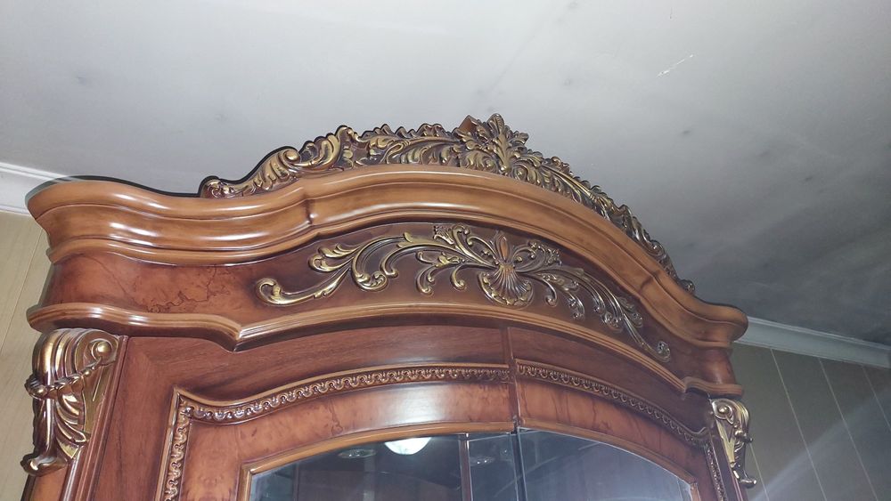 Продам угловой сервант