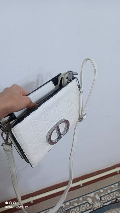 Дамская сумочка Dior белого цвета