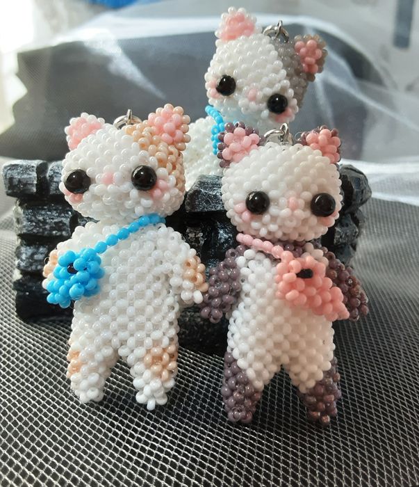 Котята и пчёлка из бисера