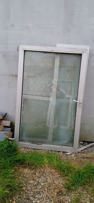 Vând geamuri tot ce se vede