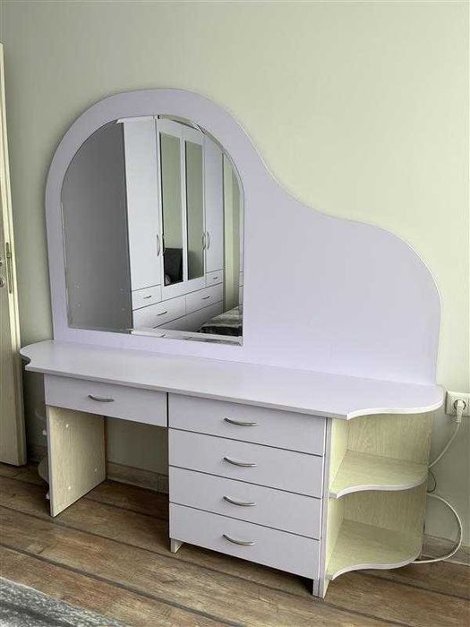 Тоалетка с огледало