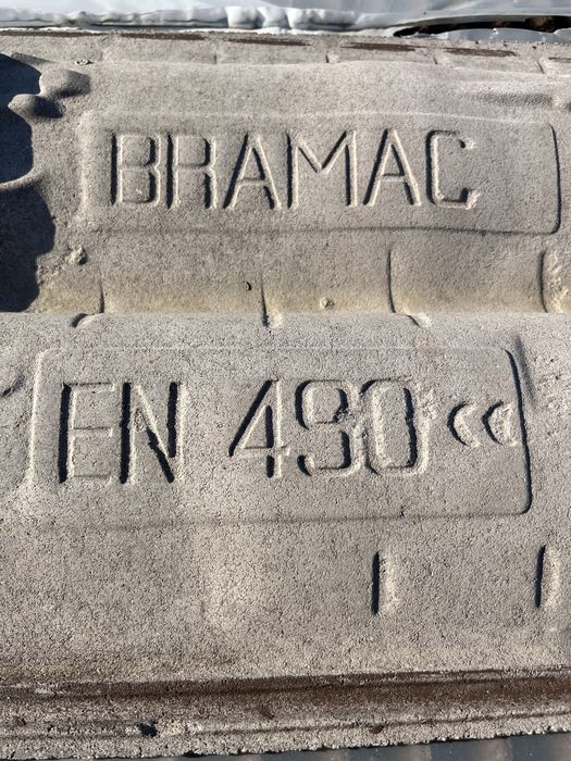 Un palet tigla BRAMAC maro