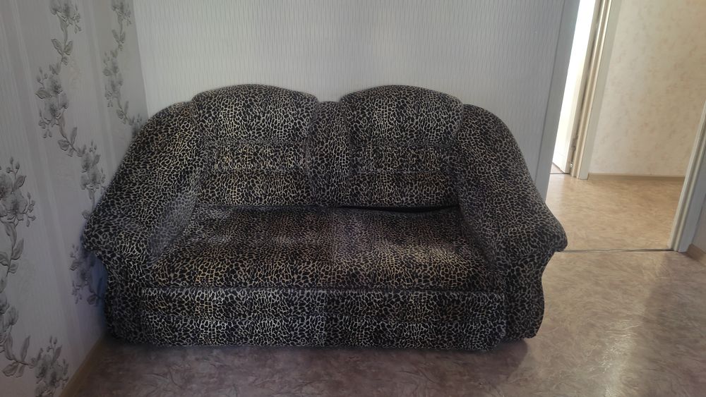 Отдам даром  шифанер и диван