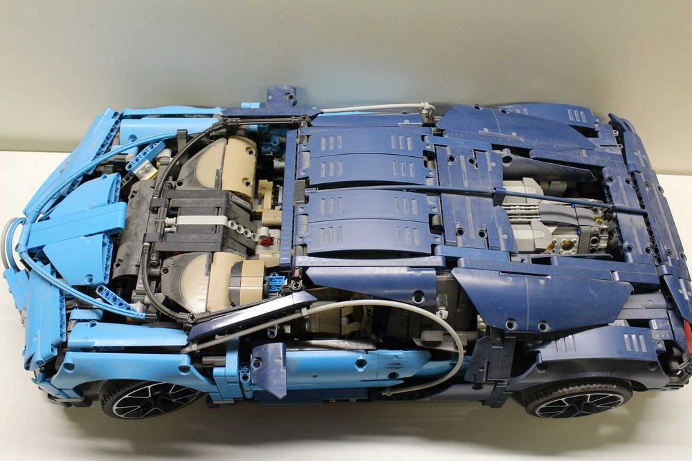 Конструктор LEGO Technic Bugatti Chiron 42083 Technic Chevrolet 42093