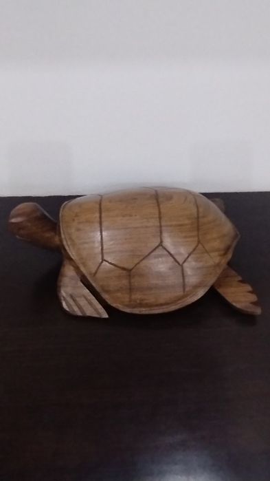 Изключително голяма, тежка фигура на костенурка от дърво.