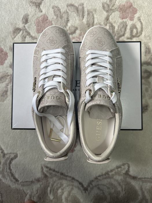 Продаются женские кеды GUESS.