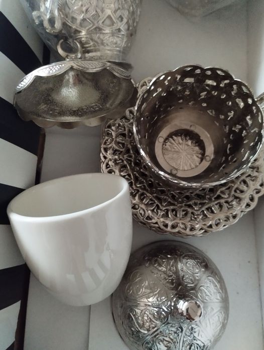 Set ceai turcesc format din șase cesti cu farfurioara, este un produs