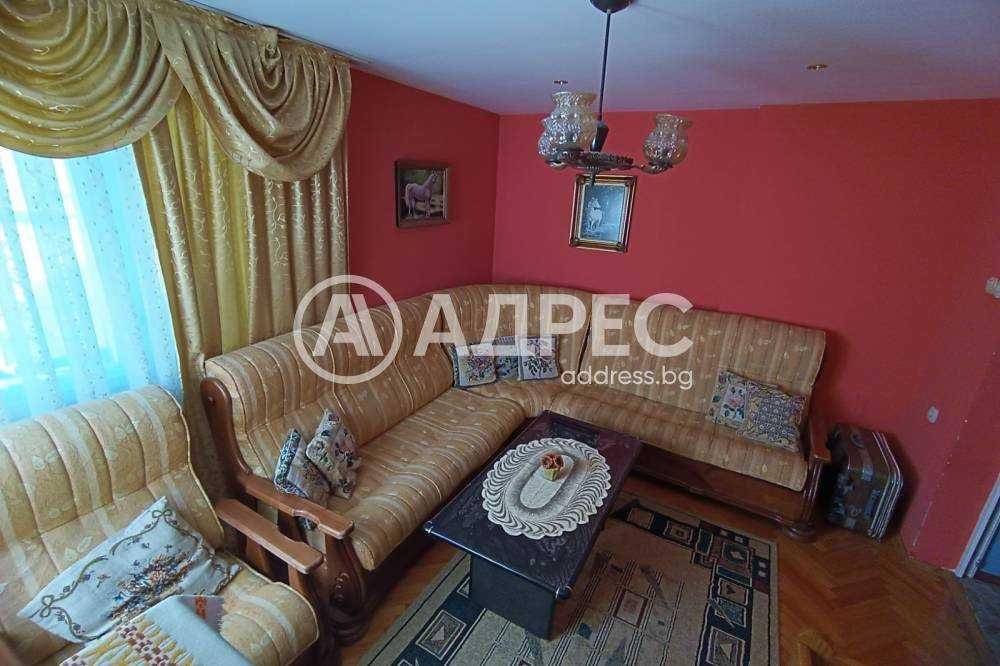 Tриетажна къща в тих и спокоен квартал