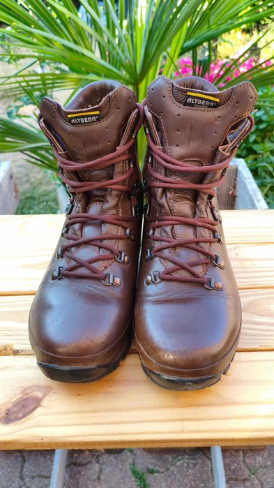 Bocanci militari originali Altberg Defender Combat Boots, culoare maro