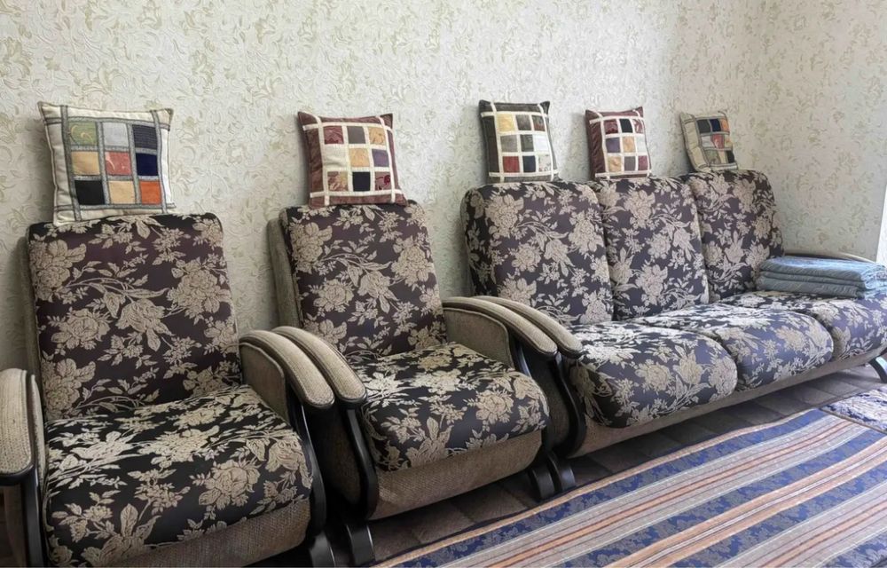 Срочно продается раскладной диван с креслами