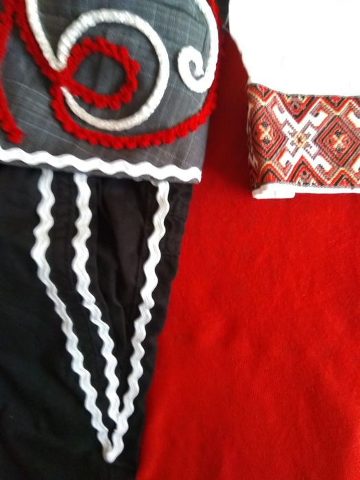 2бр.народни  носии,момчета 98-116 см,височина около 116 см