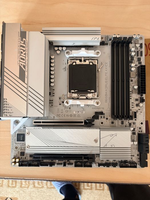 Placa de baza AM5 Gigabyte B650 MicroATX DDR5 WiFi6e