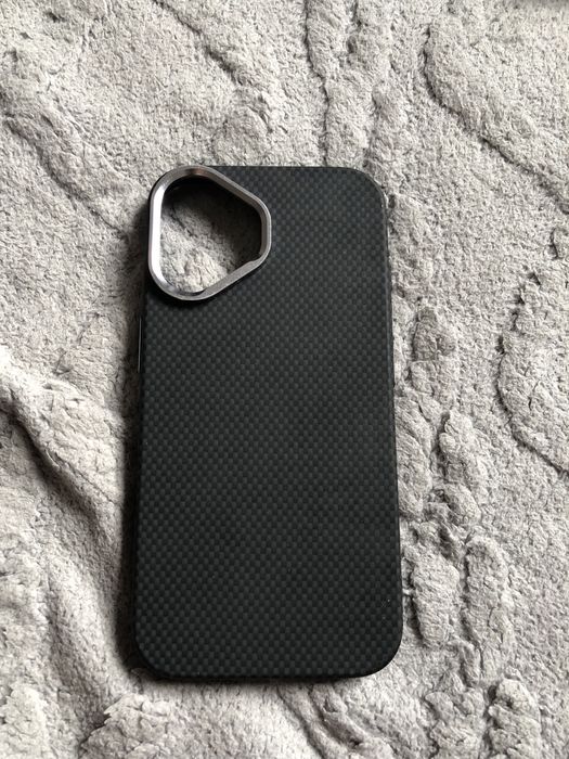 Чехлы на iPhone 15, 16, 17