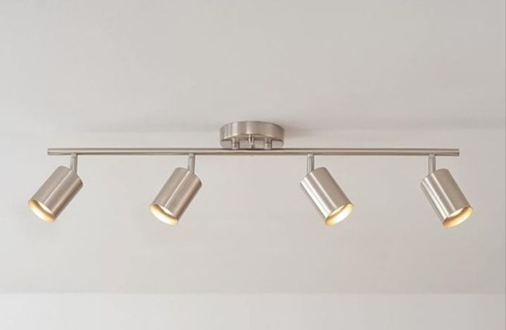 Тази LED-Deckenleuchte от Casalux е с модерен дизайн и включва 4 движещи се спот лампи.