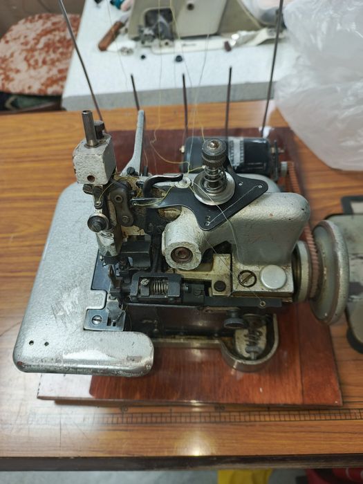 Продам оверлог на запчасти