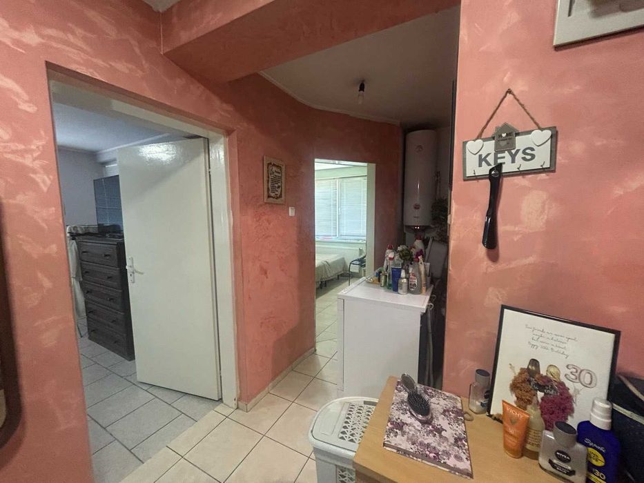 Двуетажна къща с гараж и двор, гр. Попово