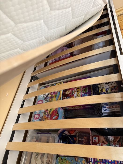 Продам 2 БУ кровати 90*190 росс. произв. + матрасы + выкатные полки