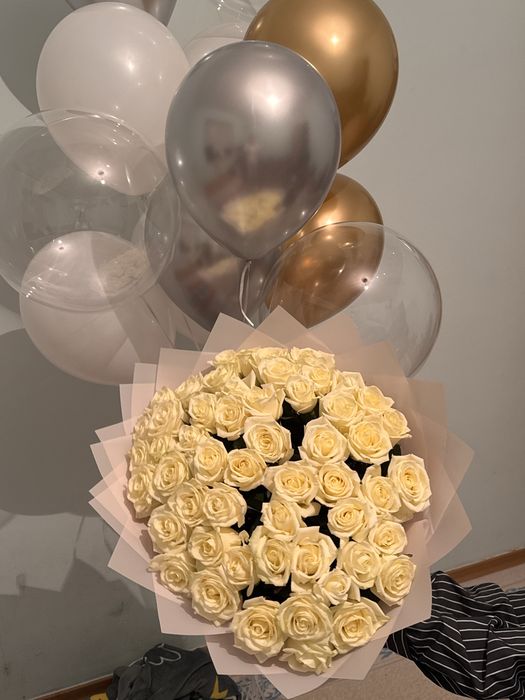 Балғын 51 розалық гүлмен Әдемі үрленген шарик