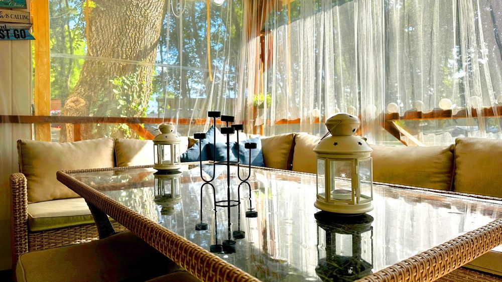 Продава се уютна каравана с веранда в къмпинг Атлиман край Китен