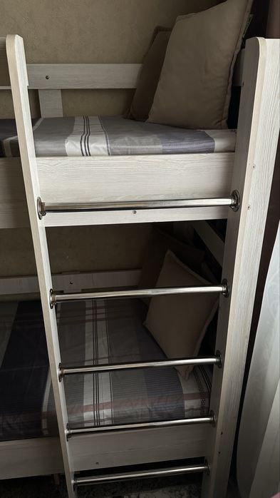 Продаётся 2х ярусная кровать с матрасами, Б/У