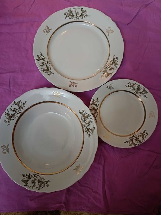 Тарелки разные, чайник, кофейная пара