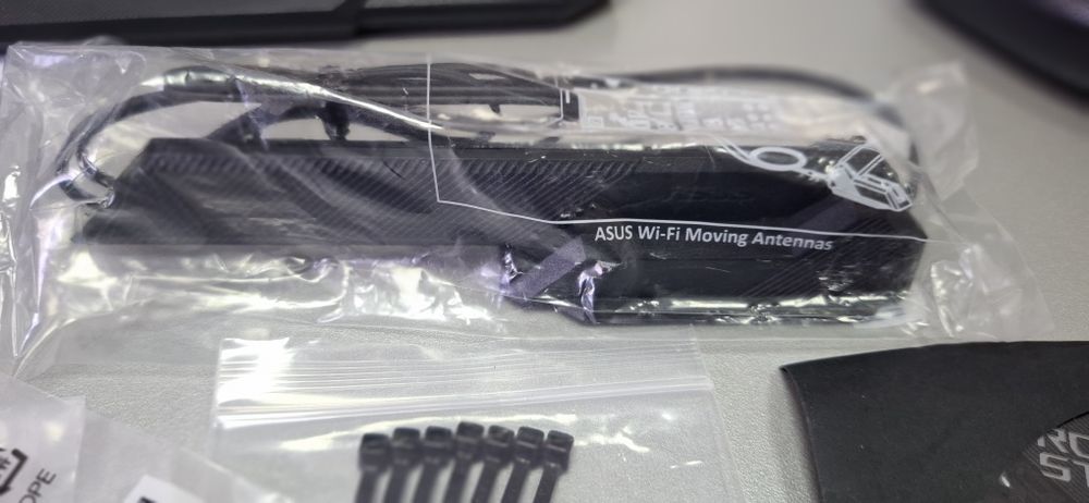 Adaptor PCIe pentru SSD-uri M.2 NVMe. ASUS ROG Hyper M.2 Card