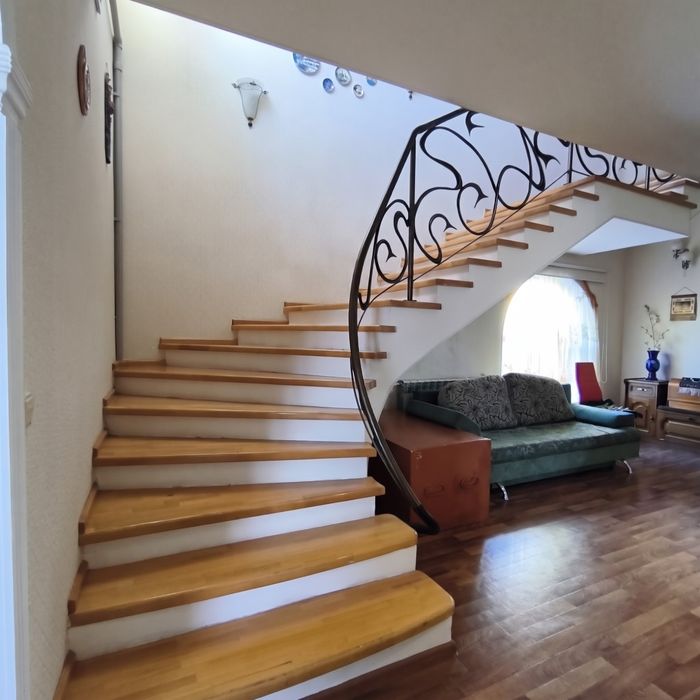 Продам 2х эт дом в центре