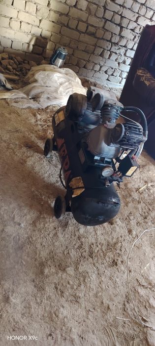 Kompressor  sotiladi